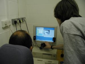 Abbildung 3: Der Eyetracker muss von einer zweiten Person justiert werden