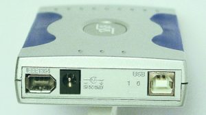 Abbildung 3: Doppelt gemoppelt: Das Exsys-Gehäuse bietet sowohl Firewire (links) als auch USB 2.0 (rechts). Der Stromanschluss wird in der Regel nicht gebraucht, das Gehäuse versorgt sich über USB oder Firewire