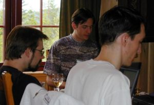 Abbildung 3: Vertieft in KDE-2-Code: Matthias Hölzer-Klüpfel, Werner Trobin, David Fauré (v.l.n.r.)