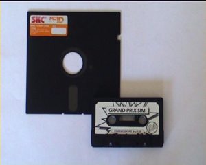 Abbildung 4: Rechts unten eine Datenkassette, links oben eine 5 1/4 Zoll-Diskette, wie sie am C64 verwendet wurden