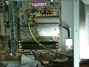 Abbildung 4: Die Abwärme des Prozessors, im Testsystem ein Pentium-4 mit 2 GHz, wird mittels Heatpipe (silbernes Rohr) direkt auf den riesigen Kühlkörper in der Seitenwand des Gehäuses geführt. So lassen sich selbst 3-GHz-Prozessoren noch betreiben