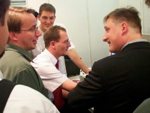 Abbildung 4: Linus (links außen) am KDE-Stand (rechts daneben "Mr. KDevelop" Ralf Nolden und Martin Konold)