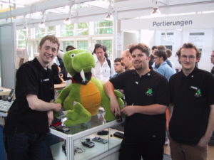 Abbildung 5: Carsten Niehaus, Maximilian Reiß und Holger Freyther vom OPIE-Projekt präsentierten am KDE-Stand die neue grafische Oberfläche für Linux-PDAs und das Zusammenspiel mit KDE-Applikationen