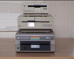 Abbildung 5: Die Diskettenlaufwerke des C64 im Wandel der Zeit: unten das Urmodell 1541 noch mit Schnappverschluss, darüber die schlankere 1541 II und oben das nur kurzzeitig hergestellte 3,5-Zoll-Diskettenlaufwerk 1581