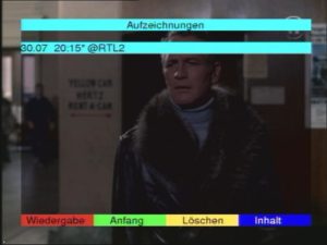 Abbildung 5: Das Menü »Aufzeichnungen« enthält alle aufgenommenen Filme. Die Standard-Benennung der Adhoc-Aufnahmen ist der Sendername mit vorangestelltem "at". Mit den Farb-Tasten lassen sich die Aufnahmen abspielen oder löschen