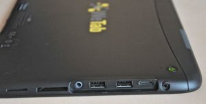 Abbildung 5: Die Schnittstellenausstattung des WeTabs. An den USB-Ports lassen sich alle unter Meego lauffähigen Geräte betreiben, wie etwa Massenspeicher und Tastaturen.