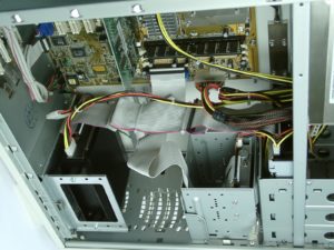 Abbildung 5: Die Flachbandkabel behindern den ohnehin schwachen Luftstrom im Deltatronic Silentium, Rundkabel wären hier angebrachter