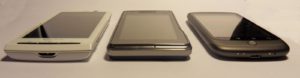 Abbildung 5: Das Xperia X10 (links) ist etwas dicker als das Milestone XT720 (Mitte) und das Nexus One (rechts).
