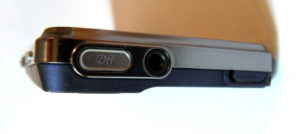 Abbildung 9: Die recht markante Oberseite des Milestone XT720 mit dem Einschaltknopf, dem Klickenstecker und dem HDMI-Anschluss (rechts). An der dicksten Stelle des Smartphones befindet sich das Objektiv.