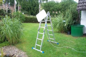 Flachantennen sind kompakter als vergleichbare Satelliten-Schüsseln und können unauffälliger angebracht werden. Möglicherweise ein Kompromiss, falls herkömmliche Schüsseln von Vermieter oder Hausverwaltung abgelehnt werden.