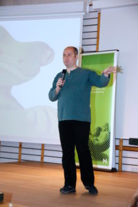 Gerald Pfeifer baut Brücken zwischen Konzern und Opensuse-Community.