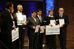 Stef Kolman (3. von links) vom Open-Car-Data-Projekt nimmt den Preis entgegen.