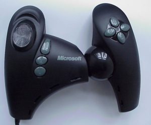 Das ungewöhnliche Steuerungskonzept des Microsoft SideWinder Dual Strike kann bei heiklen Spielmanövern zu Schäden am Gerät führen.