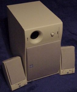 Da helfen auch gewaltige Bässe nicht weiter: mit USB machen die Yamaha YST-MS55D Boxen keinen Mucks!