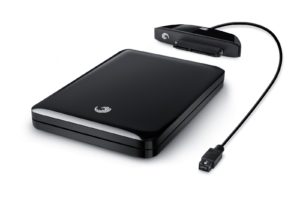 Abbildung 1: Das flachere GoFlex Ultra Portable (2,5 Zoll), im Bild mit Firewire 800-Adapter.