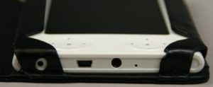 Abbildung 1: Über eine Aussparung in der Lederhülle erreichen Sie bequem die Anschlüsse des Readers, darunter unter anderem den Mini-USB-Port zum Transfer der Daten.