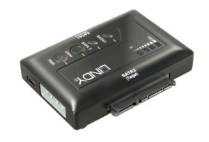 Mittler zwischen zwei Festplatten: Der SATA-Klone-Adapter erzeugt 1:1-Kopien ohne einen PC zu benötigen.