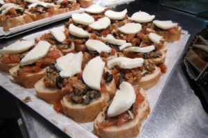 Abbildung 2: Die Vorspeise darf ruhig auch mal ein bisserl opulenter ausfallen – wie man gut an diesen Bruschetta de luxe erkennt.