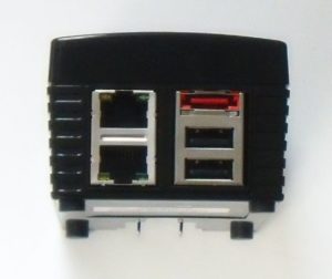 Abbildung 3: Die Anschlüsse für Ethernet, USB und eSATA sitzen im kleinen Gehäuse dicht beieinander.