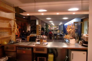 Abbildung 5: Das Café Netzwerk, eigentlich ein Internet-Café, bietet neben viel Platz und der Kücheninfrastruktur auch eine schöne Zapfstation.