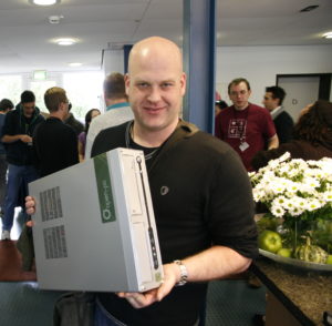 Frank Karlitschek präsentiert einen Computer aus dem von ihm gegründeten Open-PC-Projekt.