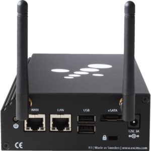 Der Excito B3 (hier in der WLAN-Spielart) vereint alle seine Anschlüsse auf der Rückseite des stabilen Alu-Gehäuses.