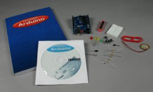 Abbildung 1: Das Lernpaket enthält fast alles, was Sie zum Einstieg in die Arduino-Welt benötigen. Ein USB-Kabel zum Anschluss der Platine an den PC fehlt allerdings.