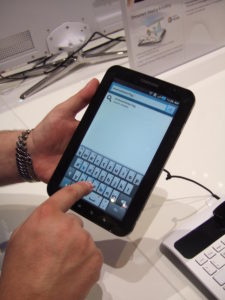 Abbildung 2: Samsungs Eingabetechnik "Swype" vereinfacht das Schreiben auf Touchscreens deutlich.