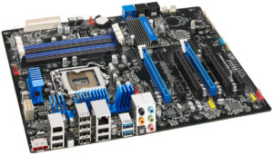 Abbildung 2: Das "Burrage"-Motherboard DP67BG bietet viele Erweiterungsmöglichkeiten und unterstützt Nvidia/ATI-SLI-Grafik mit zwei mal acht Lanes.
