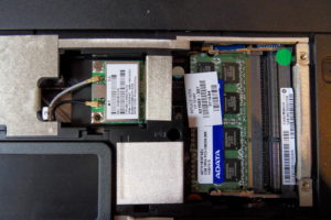 Abbildung 3: Das WLAN-Modul und die RAM-Slots sind gut erreichbar, ein RAM-Upgrade lässt sich ohne Spezialwerkzeuge durchführen.