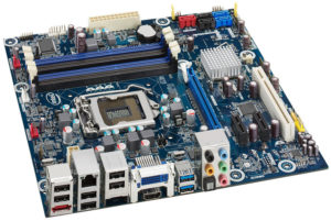 Abbildung 3: Das DH67BL, Codename "Bearup Lake" hat wenig Steckplätze, aber dafür einen Grafikausgang für die integrierte Sandy-Bridge-GPU.