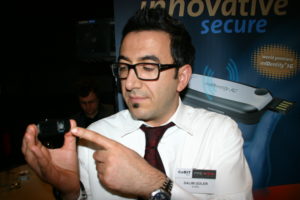 Salim Güler, Vice President für Corporate Communications bei Kobil, zeigt auf die Kartenhalterung im Stick.