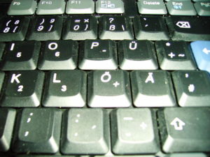 Umlaute und Sonderzeichen kursiv – eine schlampig umgelabelte Tastatur beim T30 von Todaysbest.