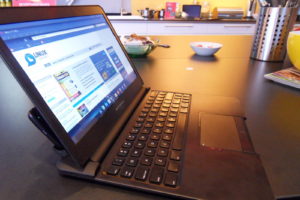 Abbildung 1: Das Notebook-Dock selbst enthält weder eine Batterie noch eine CPU. Die Rechenpower stammt komplett aus dem Android-Smartphone, das links hinter dem Display zu sehen ist.