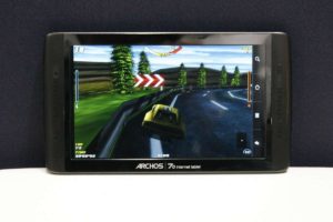 3D-Spiele, HDMI-Ausgang mit HD (720p), 250 Gbyte Festplatte und USB-Host-Mode bringt das Archos 70 Internet Tablet für 299 Euro.