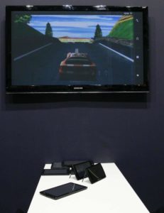 HDMI auf Großbildschirm. Gesteuert wird das Rennspiel durch den Lagesensor des Tablets.
