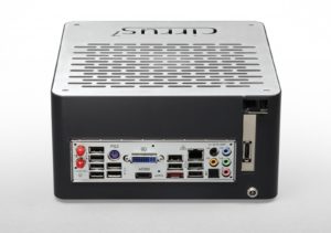 Abbildung 3: Auf der Rückseite bietet der Mini-PC zahlreiche Anschlüsse für externe Geräte – darunter zwölf Mal USB.