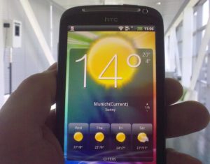 Noch handlich: Das HTC Sensation, in München bei bestem Wetter präsentiert.