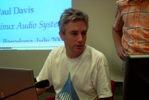 Abbildung 11: Paul Davis bei einem Vortrag in Barcelona 2008 (Foto: Paco Riviere). Die Spenden der Nutzer finanzieren auch Spesen, wie die Kosten für Teilnahme an Kongressen.