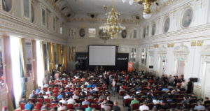 Der große Ballsaal am UDS in Budapest kurz vor Eröffnung der Konferenz.
