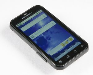 Abbildung 1: Das Motorola Defy gehört zwar nicht zu den elegantesten Smartphones, dafür überzeugt es durch Robustheit und Performance.