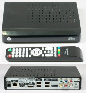 Abbildung 1: Dank der dezenten Erscheinung fügt sich Pearls Multimedia-Station problemlos in den Wohnzimmerschrank ein. Die angebotenen Anschlüsse dürften die meisten Anwendungsfälle abdecken.