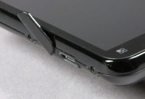 Abbildung 2: Abdeckungen an der USB- und Audiobuchse verhindern das Eindringen von Flüssigkeit und Staub.