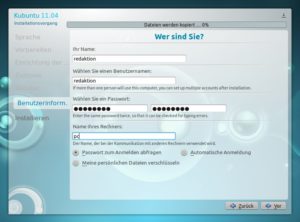 Abbildung 10: Während der Installer Kubuntu bereits auf die Festplatte spielt, geben Sie noch die letzten Systeminformationen ein und legen unter anderem einen Benutzer an.