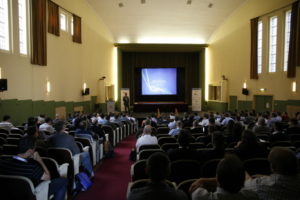 Mehrere Hundert Partner, Entwickler und Gäste waren in das Konferenzhotel auf dem weitläufigen Gelände gekommen, hier lauscht man den Keynotes.
