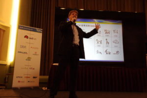 Zarafa-Mitgründer und Entwickler Steve Hardy hatte bei seiner Keynote sichtbar Spass an den neuen Unicode-Zeichen. Hinter Zeichen 130F1 verbirgt sich eine Giraffe.