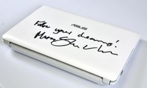 Diesen von Mark Shuttleworth signierten Eee-PC gibt es beim Sommer-Spezial 2011 zu gewinnen.