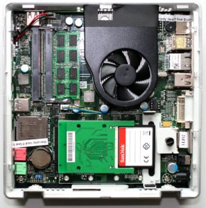 Abbildung 3: Das Innenleben der Zbox mit dem Arbeitsspeicher oben links und dem quer liegenden CF-Karten-Adapter.