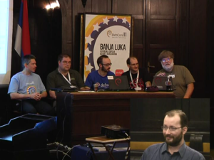 Das Videoteam der Debconf 11 hat fast alle Sitzungen der Veranstaltung abgefilmt, beispielsweise das Treffen des amtierenden Projektleiters Stefano Zacchiroli (Mitte) mit seinen Vorgängern.