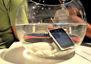 Handy im Goldfischglas: Das Xperia Active entspricht der IP67-Spezifikation und ist bis zu einer halben Stunde wasserdicht.